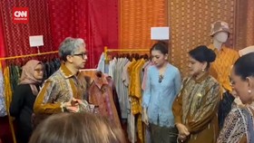 VIDEO: Iriana Jokowi Ditemani Menantu Hadiri Expo UMKM HUT Dekranas