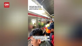 VIDEO: Viral Wanita Terperosok ke Celah Peron di Stasiun Sudirman