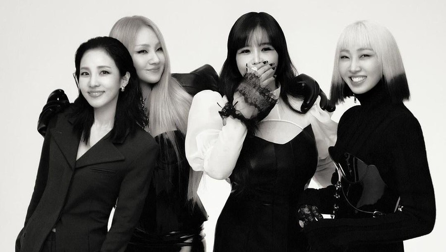 CL, Minzy, Dara, dan Bom dari 2NE1 kumpul merayakan ulang tahun debut mereka yang ke-15.