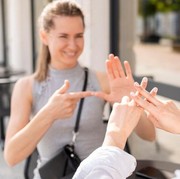 4 Kafe di Indonesia Ini Pekerjakan Teman Tuli, Kamu Sudah Tahu?