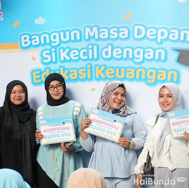 Para Bunda yang hadir pun secara bergantian untuk bertanya kepada para pembicara. Tak ketinggalan pula ada hadiah menarik bagi Bunda-Bunda yang memberikan pertanyaan terbaik. Selamat kepada para pemenang dan sampai bertemu di acara HaiBunda Squad selanjutnya. (Foto: HaiBunda/Andri Ziauddin)