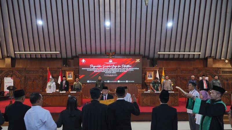 Komisi Pemilihan Umum (KPU) Kabupaten Klaten menggelar pelantikan anggota Panitia Pemilihan Kecamatan (PPK) di Pendapa Ageng Kabupaten Klaten, Kamis (16/5/2024)