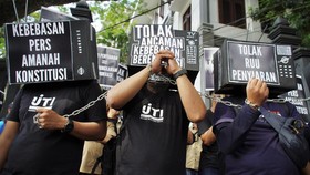 FOTO: Momen Jurnalis Berunjuk Rasa Tolak RUU Penyiaran Kebebasan Pers
