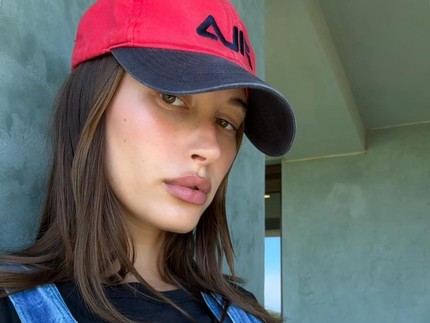 Tips ala Hailey Bieber agar Tetap Sejuk saat Cuaca Panas, Bisa Dicoba nih Bumil