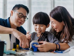 Mau Anak Lebih Cerdas di Sekolah? Kata Riset Ini, Kuncinya Ada di Ayah