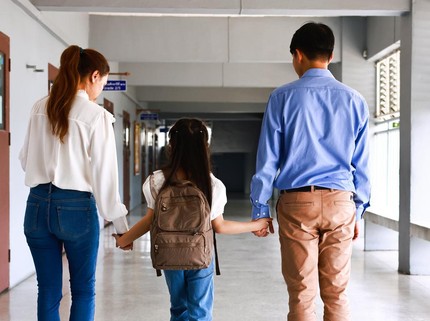 5 Cara Mengatasi Anak Sulit Pisah dari Bunda saat Baru Sekolah
