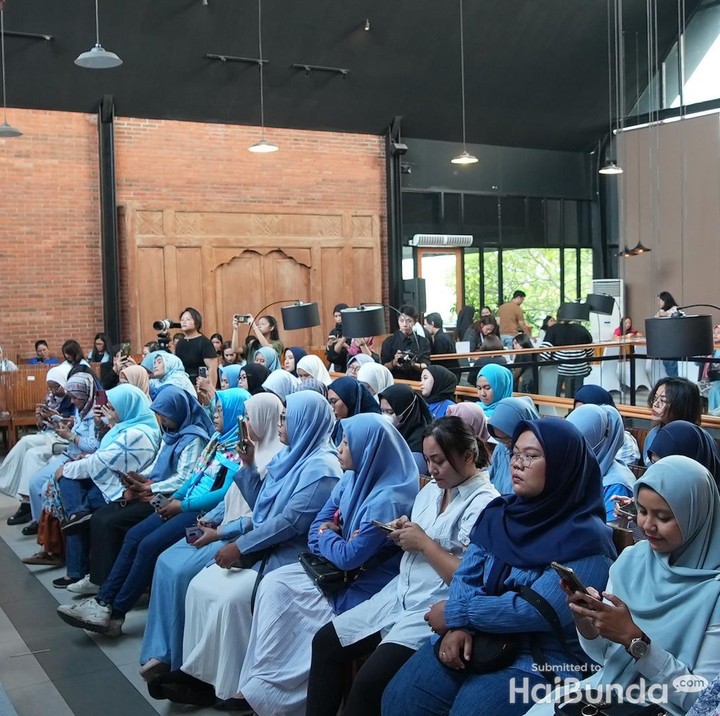 <p>Acara ini telah sukses diselenggarakan di Kalia Restaurant, Tebet, Jakarta Selatan, Jumat (17/5/2024). Para anggota komunitas HaiBunda Squad yang hadir kompak mengenakan <em>dresscode</em> bernuansa biru muda. (Foto: HaiBunda/Andri Ziauddin)</p>