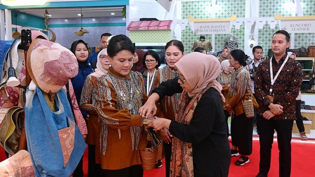 Ibu Negara, Iriana Jokowi, membeli produk lokal UMKM binaan Pertamina dalam Pameran Dekranas Expo 2024 yang berlangsung di Solo, Kamis (16/5).