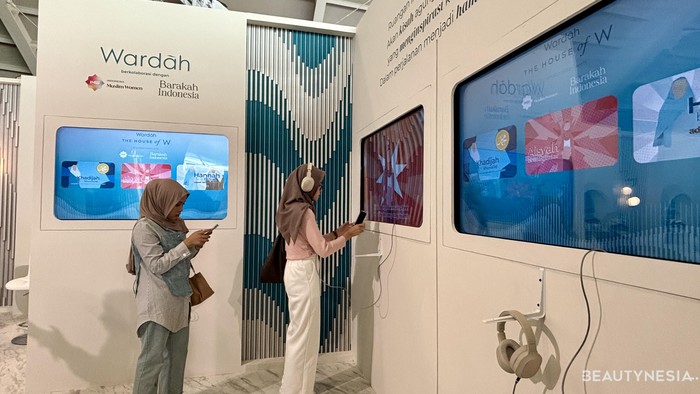 Relaks sejenak tapi tetap berilmu, bisa di Wonder Room, yakni suatu space dimana Beauties bisa mencoba teknologi Virtual Reality (VR) yang menyajikan kisah teladan Islam yang menginspirasi perempuan untuk menjadi muslimah yang lebih baik. (Foto: Rini Apriliani/lumpkinsjail)