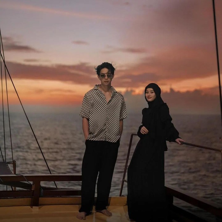 <p>"<em>MasyaAllah</em> pasangan saleh salihah," ungkap seorang netizen. "<em>MasyaAllah</em> pasangan salih salihah, semoga Allah <em>azzawajalla</em> selalu menjaga cinta suci dan rumah tangga kalian sampai <em>jannah</em>, aminn," tutur netizen lainnya. (Foto: Instagram: @dindahw)</p>