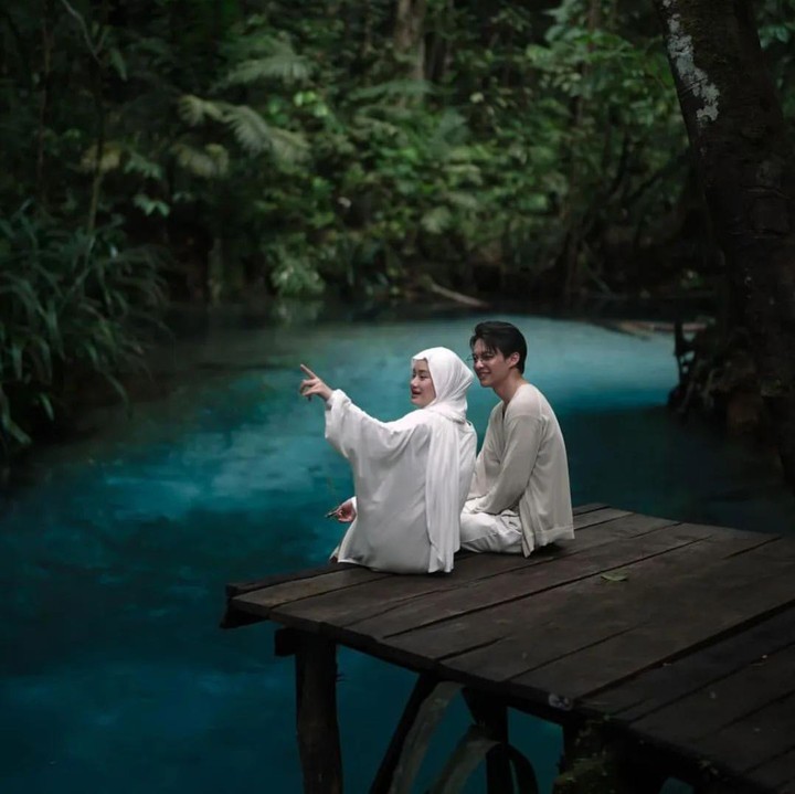 <p>Ketika mengunggah foto bersama sang suami, Dinda juga kerap menyisipkan caption manis, nih. Misalnya saja foto berikut ini dengan keterangan "Bersama si manis di kali biru," tulis Dinda dengan emotikon hati. (Foto: Instagram: @dindahw)</p>