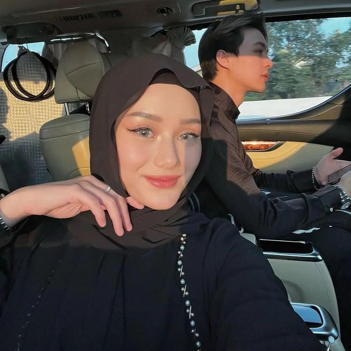<p>Dinda Hauw menikah dengan Rey Mbayang pada tahun 2020, Bunda. Kebahagiaan keduanya pun semakin bertambah dengan kehadiran dua orang putra. (Foto: Instagram: @dindahw)</p>