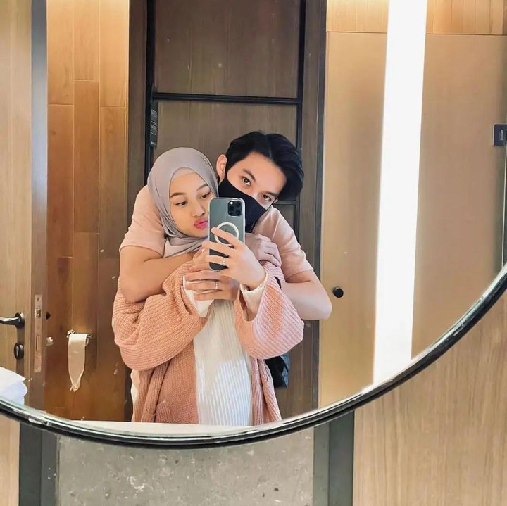 <p>Banyak netizen yang iri dengan kedekatan keduanya nih, Bunda. Tidak sedikit pula netizen yang menyebut Dinda dan Rey adalah pasangan yang saleh dan salihah. (Foto: Instagram: @dindahw)</p>