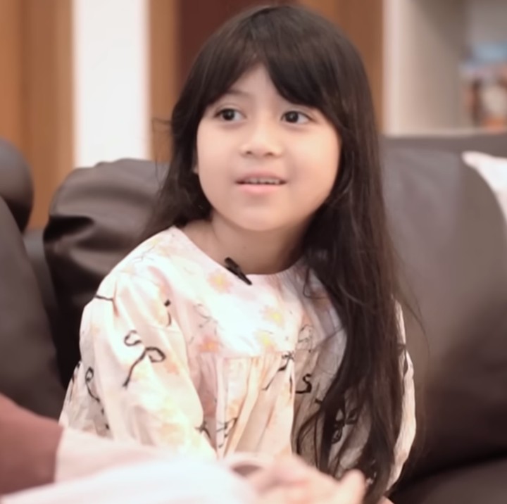 <p>"Kadang-kadang suka sedih (kalau di sekolah). (Aku suka mikir) Ingin umrah sekeluarga," ujarnya kepada sang Bunda, melansir dari kanal YouTube <em>Trio Strong Family.</em> (Foto: YouTube Trio Strong Family)</p>