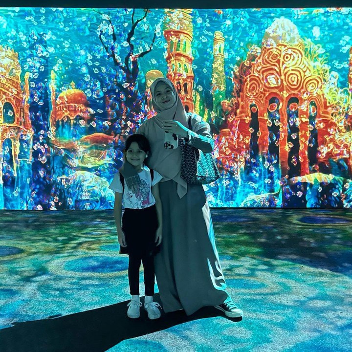 <p>Banyak netizen yang menyebut Miskha adalah anak yang cerdas nih, Bunda. "<em>MasyaAllah</em> Miskha pinter banget, cantik lagi," ujar seorang netizen. "<em>MasyaAllah</em> Miskha salihah banget, jadi terharu," ungkap netizen lainnya. (Foto: Instagram: @natasharizkynew)</p>