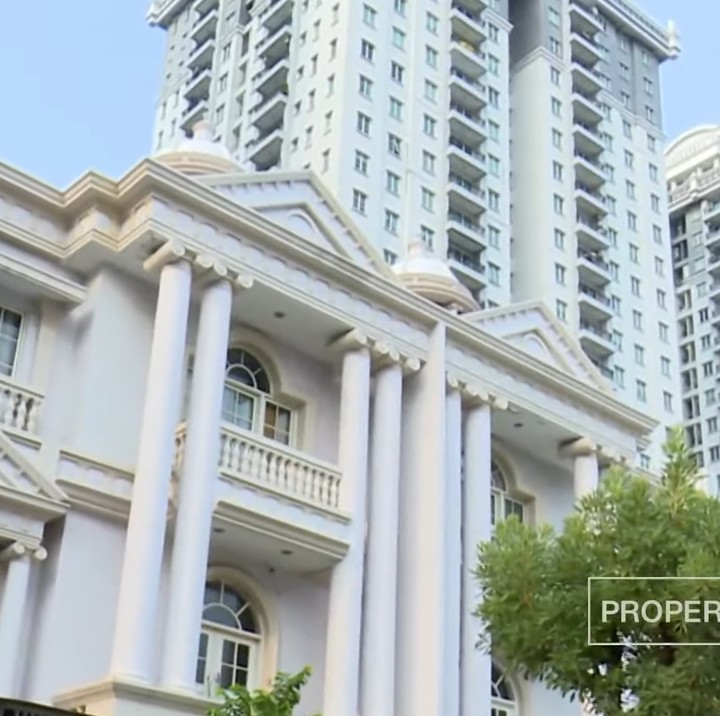 <p>Di perumahan itu, terdapat <em>cluster</em> yang terdiri dari beberapa unit rumah mewah. Banyak di antaranya yang memiliki gaya Eropa kuno seperti Romawi. (Foto: YouTube CNN Indonesia)</p>