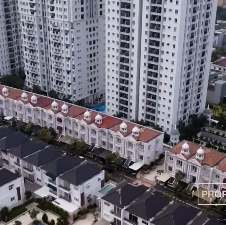 <p>Bunda pernah membayangkan bagaimana rasanya tinggal di atas mal? Sosialita Priscilla Yong telah menghuni rumah unik yang berlokasi di atas pusat perbelanjaan. Perumahan ini terletak di area <em>rooftop</em> salah satu mal di kawasan Kelapa Gading, Jakarta Utara. (Foto: YouTube CNN Indonesia)</p>