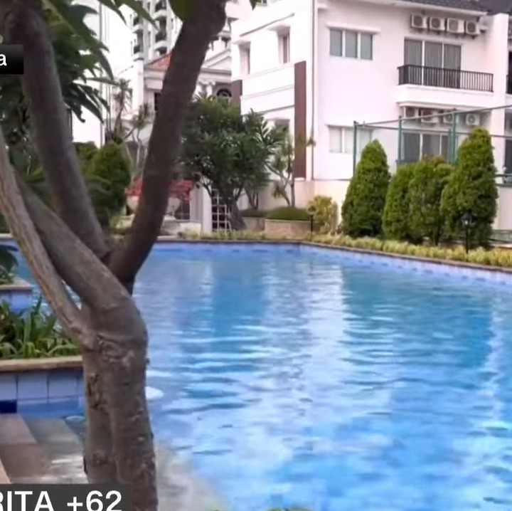 <p>Perumahan ini juga dilengkapi dengan berbagai fasilitas yang tak kalah mewah dari apartemen, seperti kolam renang, pusat kebugaran, hingga area bermain anak. (Foto: YouTube CNN Indonesia)</p>