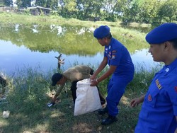 Satpolairud Polresta Sidoarjo Bersihkan Sampah Pesisir Jabon Bareng Warga