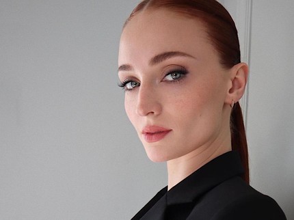 Hamil Pertama Kali di Usia 20-an, Sophie Turner Akui Sempat Ragu Jadi Seorang Bunda