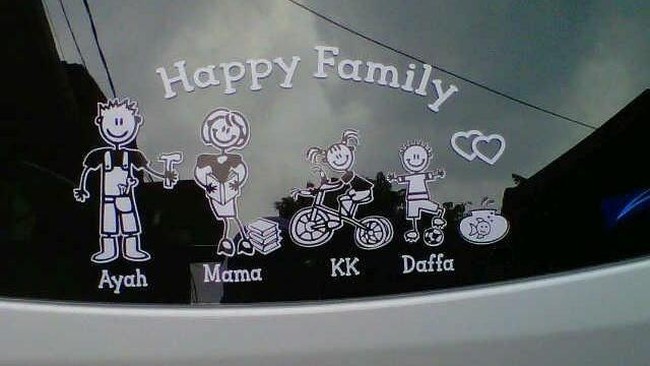 Stiker 'happy family' yang mengumbar banyak informasi Anda menyimpan potensi terjadinya tindak kejahatan.
