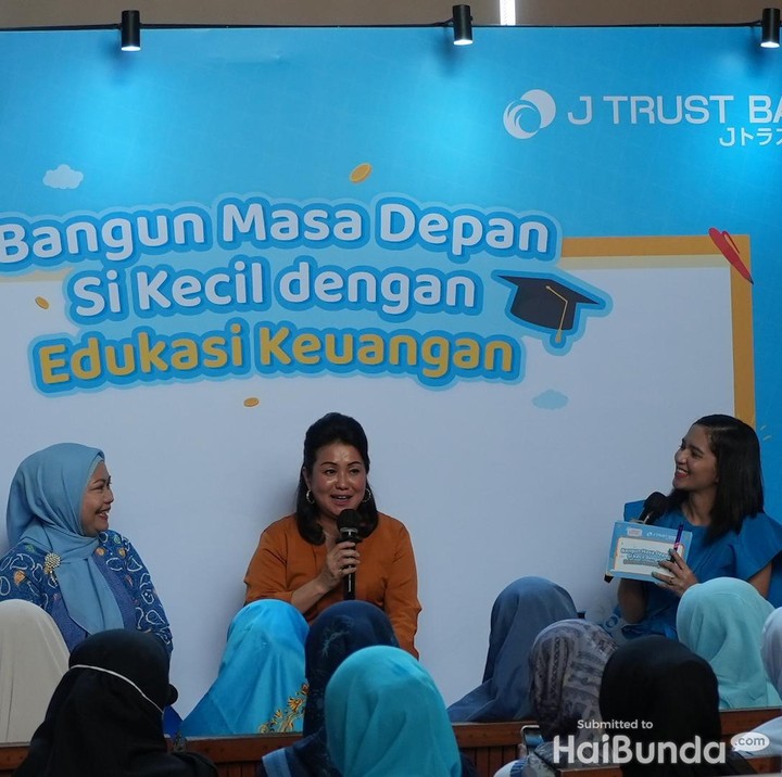<p><em>HaiBunda</em> bersama J TRUST BANK kembali mengadakan acara yang tak kalah seru dari <em>event</em> sebelumnya. Kali ini, Bubun mengajak para member komunitas HaiBunda Squad hadir dalam<em> talk show</em> seputar tips keuangan bersama Branch Management Division Head J TRUST BANK, Veronika dan <em>Financial Planner</em> Erlina Juwita, CFP. (Foto: HaiBunda/Andri Ziauddin)</p>