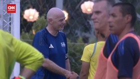 VIDEO: Jelang Kongres FIFA, Infantino Tanding Bareng Luis Figo dkk