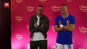 VIDEO: Mbappe Terpukau Lihat Patungnya Dipamerkan di Mademe Tussauds