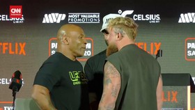 VIDEO: Mike Tyson vs Jake Paul Saling Sindir Saat Face Off