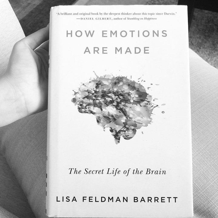 <p>Velove banyak membaca buku-buku tentang psikologi, seperti buku <em>How Emotions Are Made: The Secret Life of the Brain</em> karya Lisa Feldam Barret. Buku ini berisi teori baru tentang bagaimana otak membangun emosi yang dapat merevolusi psikologi, layanan kesehatan, penegakan hukum, dan pemahaman tentang pikiran manusia. (Foto: Instagram@vaelovexia)</p>