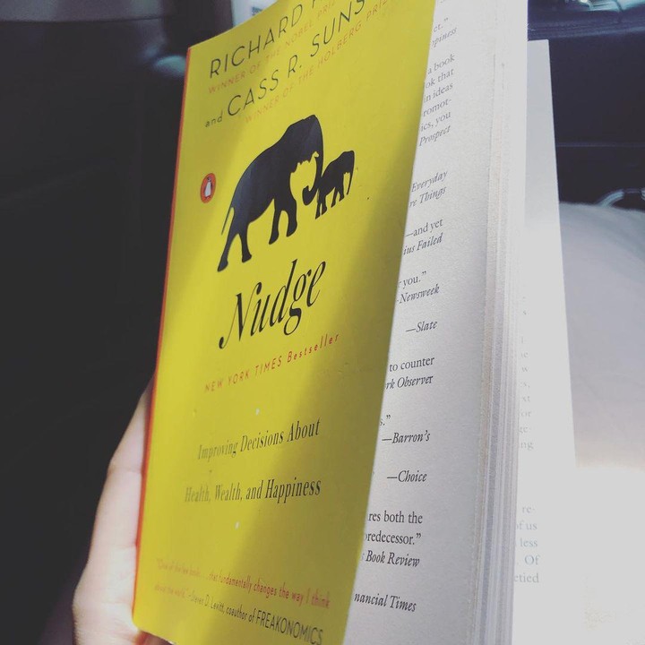 <p>Perempuan 34 tahun ini juga membaca buku <em>Nudge: Improving Decisions About Health, Wealth, and Happiness</em> yang ditulis oleh Richard H. Thaler dan Cass R. Sunstein. Buku yang berisi tinjauan mendalam tentang cara mengambil keputusan ini ternyata pernah dinobatkan sebagai buku terbaik oleh <em>The Economist and Financial Times.</em> (Foto: Instagram@vaelovexia)</p>