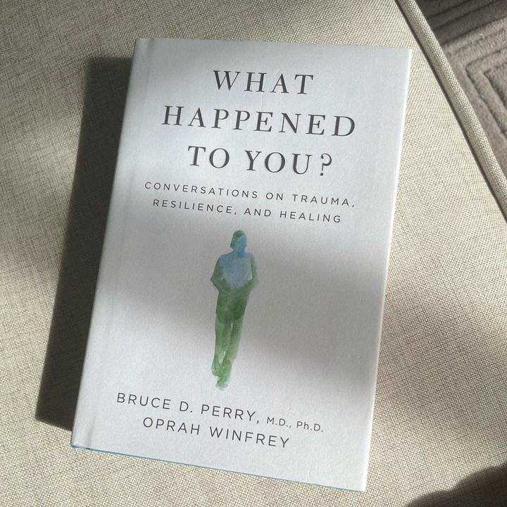 <p>Buku selanjutnya adalah <em>What Happened To You? Conversations on Trauma, Resilience, and Healing</em> karya Bruce D. Perrry, MD, PhD, dan Oprah Winfrey. Buku ini menceritakan tentang pengalaman awal membentuk kehidupan di masa depan, memberikan wawasan ilmiah dan emosional yang kuat tentang pola perilaku yang sulit dipahami oleh banyak orang. (Foto: Instagram@vaelovexia)</p>