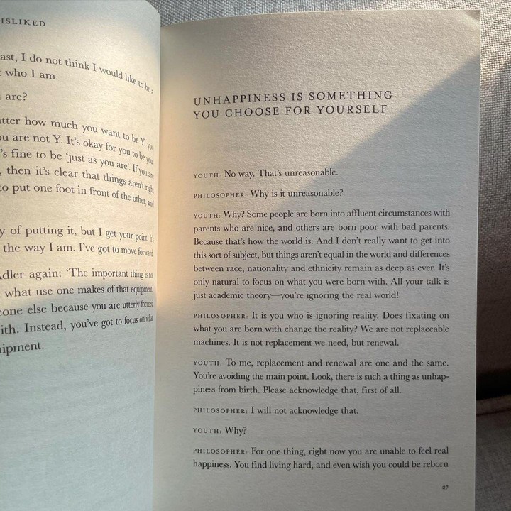 <p>Velove Vexia selalu mengisi waktu luangnya dengan membaca buku. Melalui akun Instagram pribadinya, Velove kerap membagikan potret buku yang sedang dibaca. Seperti buku yang satu ini, <em>The Courage to Be Disliked: How to Free Yourself, Change your Life and Achieve Real Happiness.</em> Buku ini berisi fenonema Jepang yang mengajarkan pelajaran sederhana, namun mendalam yang diperlukan untuk membebaskan diri dan menemukan kebahagiaan. (Foto: Instagram@vaelovexia)</p>