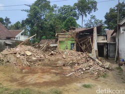 Viral Anak di Malang Tega Robohkan Rumah Ibunya dengan Bulldozer