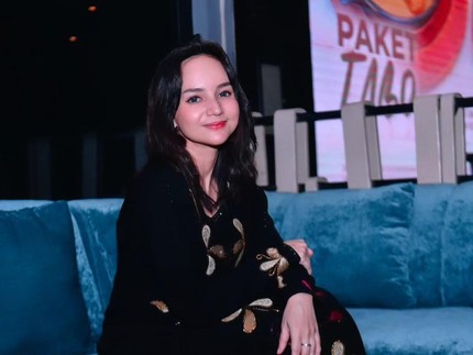 Terlihat Awet Muda, Ini 7 Potret Angelica Simperler Disebut Seumuran dengan Anak Sambung