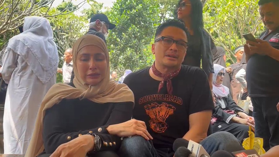 Deswita Maharani dan Ferry Maryadi Deswita Maharani dan Ferry Maryadi