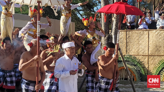 Perdana Menteri Tajikistan, Qohir Rasulzoda, menjadi salah satu pemimpin negara nan datang di forum air terbesar di dunia, alias World Water Forum ke-10 di Bali.