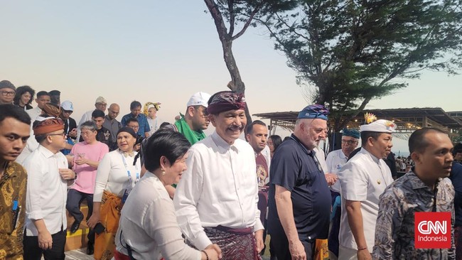 Luhut Bantah Indonesia Tak Peduli Lingkungan: Kami Menghormati Alam Menteri Koordinator Bidang Maritim dan Investasi Luhut Binsar Pandjaitan membantah pandangan orang asing soal Indonesia yang tidak peduli lingkungan.