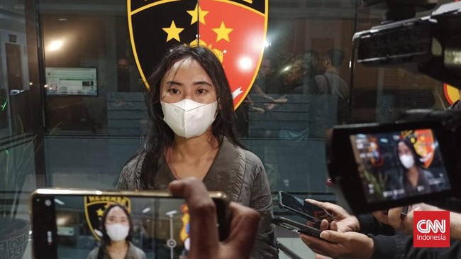 Adi, pemuda di Surabaya yang melakukan teror dan pelecehan ke teman SMP-nya selama 10 tahun, mengaku cinta kepada korban.