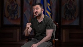 Zelensky Pecat Komandan Senior Tentara Ukraina