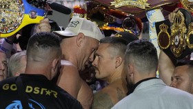 FOTO: Aura Panas di Timbang Badan Tyson Fury vs Oleksandr Usyk