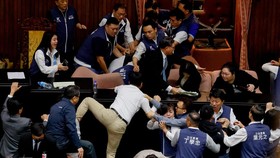 FOTO: Rapat Parlemen Taiwan Ricuh, Anggota Panjat Meja Pimpinan