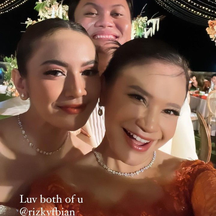 <p>Salah satu bridemaid yang mencuri perhatian adalah penyanyi Rossa. Bunda satu anak ini ikut mendampingi Mahalini bersama para bridesmaid lainnya. Rossa terlihat begitu bahagia di acara pernikahan sahabatnya itu. (Foto: Instagram @itsrossa910)</p>