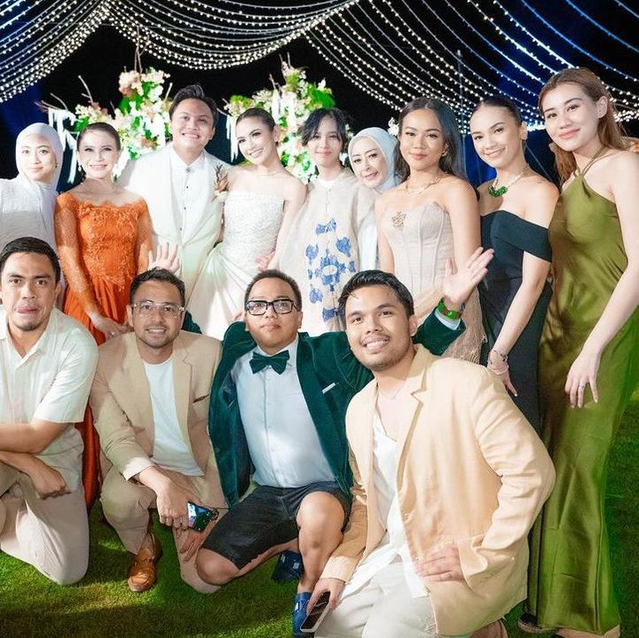 <p>Sahabat Rizky dan Mahalini turut membagikan kemeriahan resepsi pernikahan yang diselenggarakan dari sore hingga malam. Tampak hadir presenter Raffi Ahmad, penyanyi Yura Yunita, serta Ayudia Bing Slamet dan suaminya Ditto Percussion. (Foto: Instagram @aanstory)</p>
