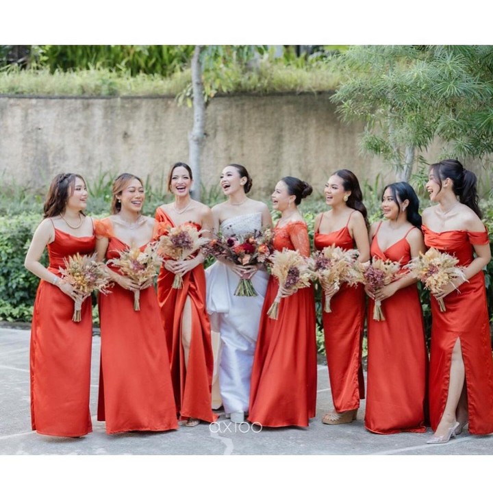 <p>Di resepsi kali ini, Mahalini kembali ditemani bridesmaid yang cantik. Para bridesmaid kompak mengenakan gaun berwarna terracotta. (Foto: Instagram @rizkyfbian)</p>