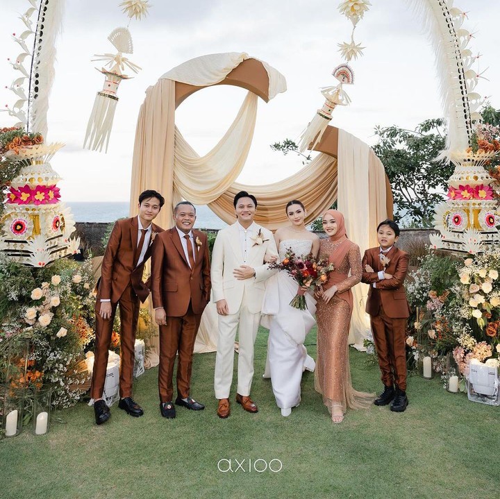 <p>Resepsi pernikahan Rizky dan Mahalini tampak begitu intimate karena hanya dihadiri keluarga dan sahabat dekat, Bunda. Meski begitu, acara berlangsung sangat meriah dan penuh kebahagiaan. Foto: Instagram @rizkyfbian)</p>