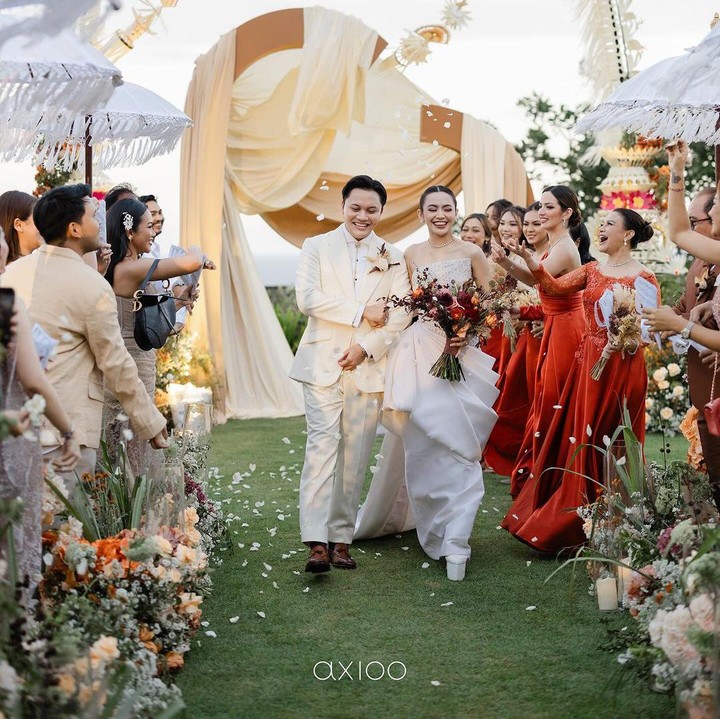 <p>Resepsi pernikahan diadakan di Hotel The Ritz-Carlton Bali pada Jumat (17/5/24). Konsep resepsi kali ini berbeda dari sebelumnya, di mana diselenggarakan di luar ruangan atau outdoor dengan pemandangan pantai yang indah. Foto: Instagram @rizkyfbian)</p>