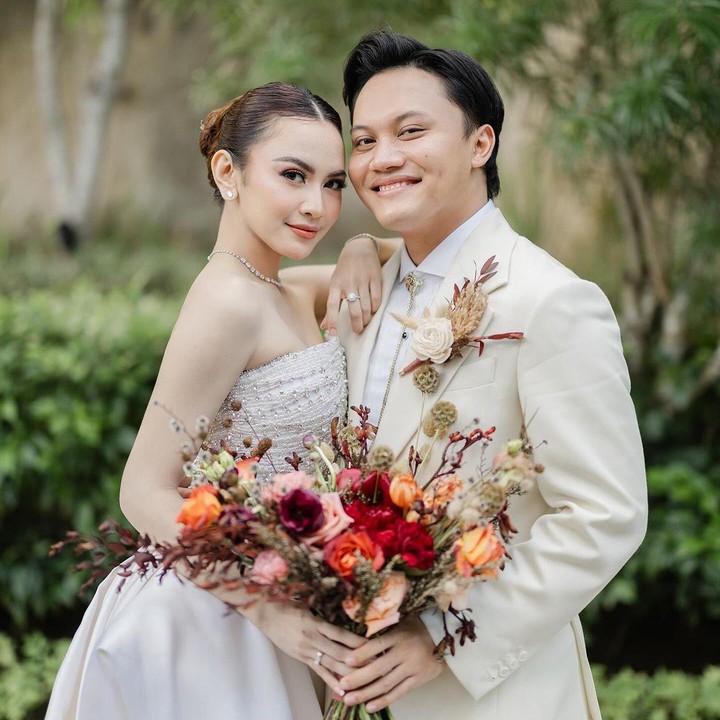 <p>Rizky Febian dan Mahalini kembali menggelar resepsi perniakahan, Bunda. Kali ini, keduanya memilih Pulau Dewata Bali sebagai tempat resepsi. Bali adalah kampung halaman dari Mahalini. Foto: Instagram @rizkyfbian)</p>