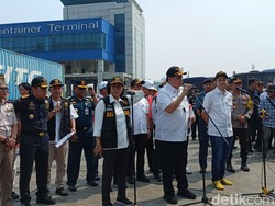 Airlangga Minta Bea Cukai-JICT Kerja 24 Jam Keluarkan Kontainer Menumpuk