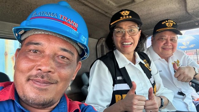 Menteri Keuangan Sri Mulyani Indrawati berbagi momen naik truk kontainer berbareng Menko Perekonomian Airlangga Hartanto di Tanjung Priok, Jakarta.